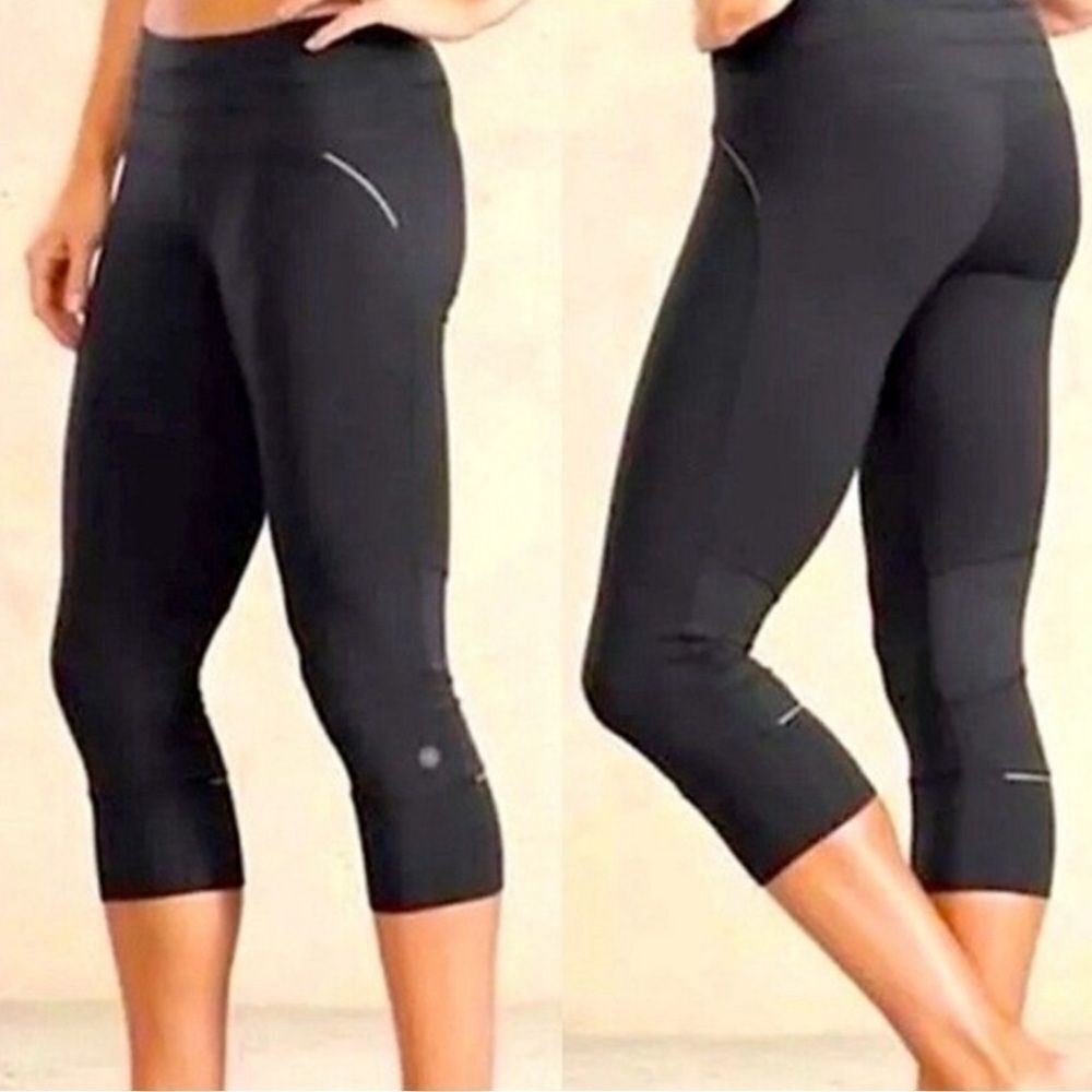 Athleta Relay Black Capri 2.0 Reflective Leggings
women’s size L